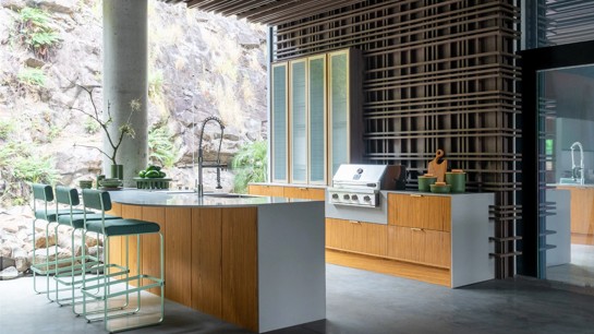 A textura simulando linho nas portas de vidro dos armários trazem um ar de aconchego e afeto para os projetos. Foto: Roberta Gewehr